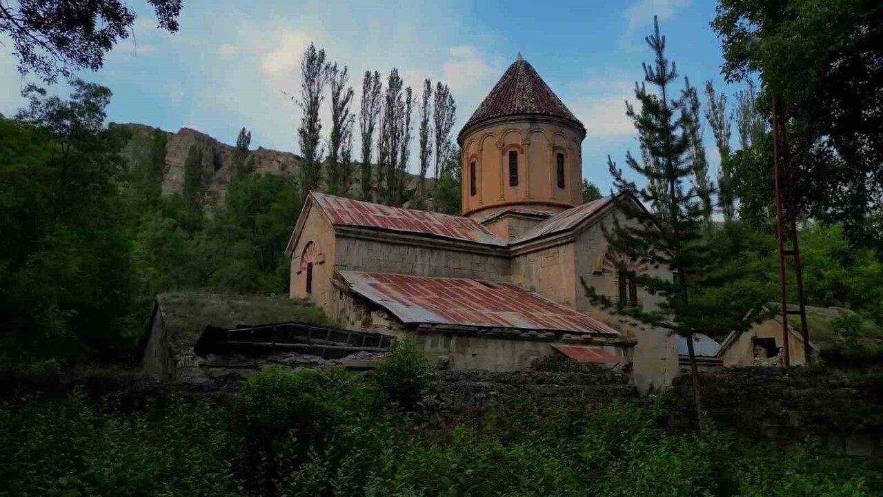 TORTUM İLÇESİNDE YER ALAN 19. YÜZYILDA CAMİYE ÇEVRİLEN HAHO MANASTIRI, DİĞER ADIYLA MERYEM ANA...