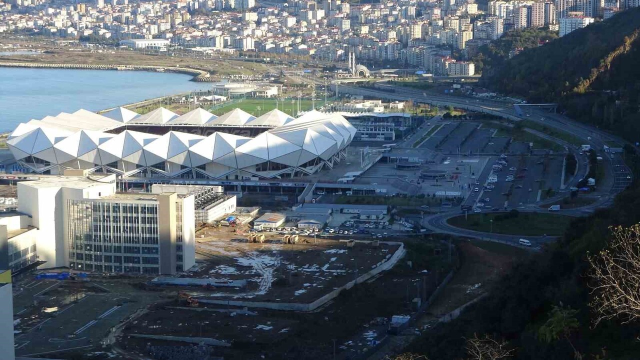 TRABZON'DA MAÇ GÜNLERİ AKYAZI STADI VE ÇEVRESİNDE YAŞANAN TRAFİK SORUNU GÜNDEMDEN...