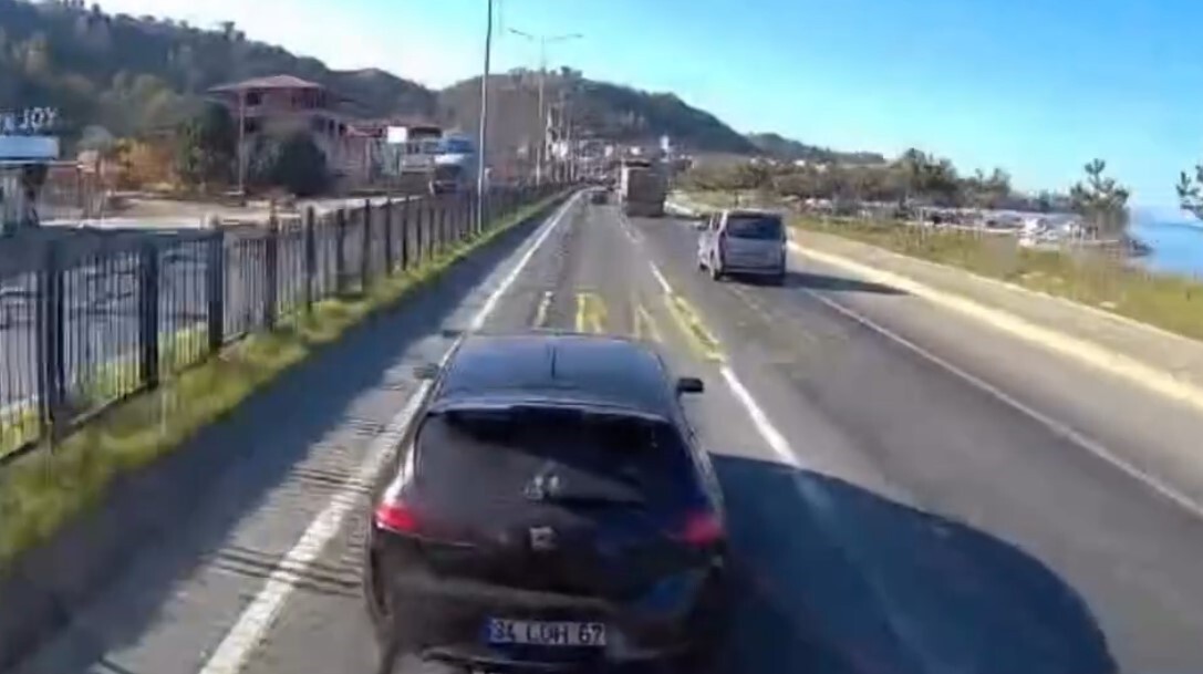 TRABZON'UN ARAKLI İLÇESİNDE KAZAYA DAVETİYE ÇIKARTAN ARAKLI-BAYBURT YOLU İLE KARADENİZ SAHİL...