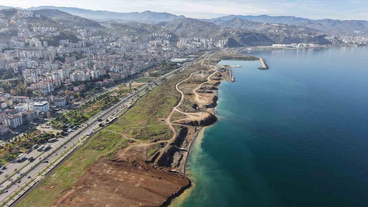 TRABZON BÜYÜKŞEHİR BELEDİYE BAŞKANI AHMET METİN GENÇ, UZUNKUM'UN HEM YEREL HALK HEM DE...