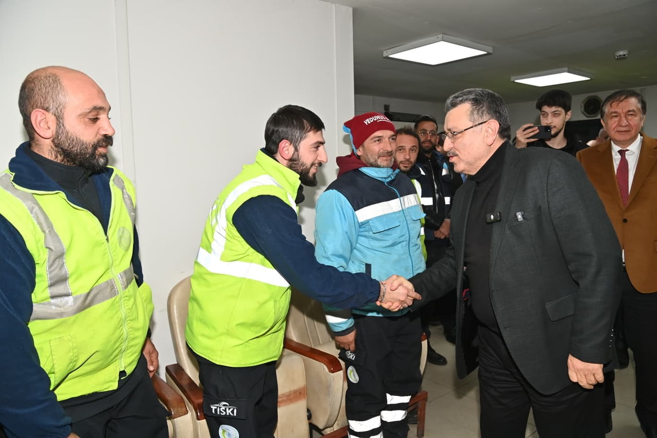 TRABZON BÜYÜKŞEHİR BELEDİYE BAŞKANI AHMET METİN GENÇ, YILBAŞINDA GÖREV YAPAN İTFAİYE VE TİSKİ...