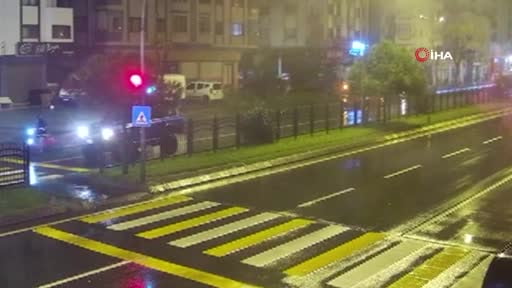 Trabzon’da çalıntı araçla kırmızı ışıkta bekleyen motosikletliye çarpıp metrelerce sürükledi:...