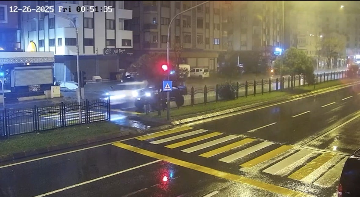 TRABZON’UN AKÇAABAT İLÇESİNDE 24 YAŞINDAKİ RAMAZAN ALTUNAY, ÇALINTI BİR ARACIN NEDEN OLDUĞU KAZADA...