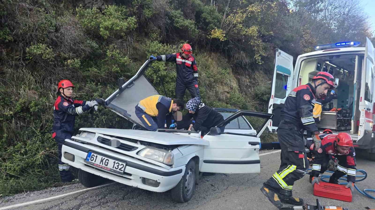 TRABZON’UN AKÇAABAT İLÇESİNDE SEYİR HALİNDEKİ BİR ARACIN ÜZERİNE YAMAÇTAN YUVARLANAN KAYA PARÇASI...