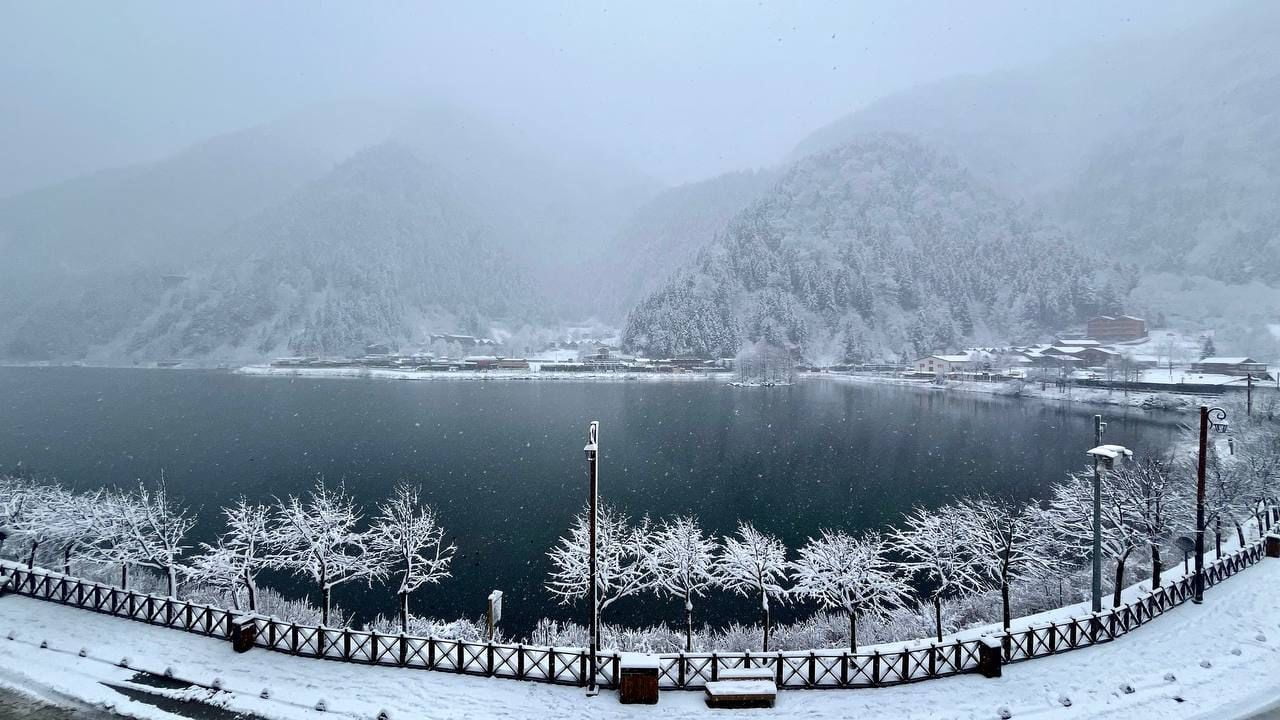 TRABZON’UN DÜNYACA ÜNLÜ TURİZM MERKEZİ UZUNGÖL, YURDUN DÖRT BİR YANINDA ETKİLİ OLMAYA BAŞLAYAN KAR...