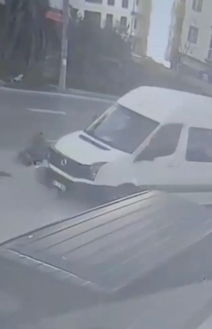 TRABZON’UN YOMRA İLÇESİNDE OTURDUĞU SİTENİN ÖNÜNDE DOLMUŞ BEKLEYEN KADIN KENDİSİNİ FARK ETMEYEN...