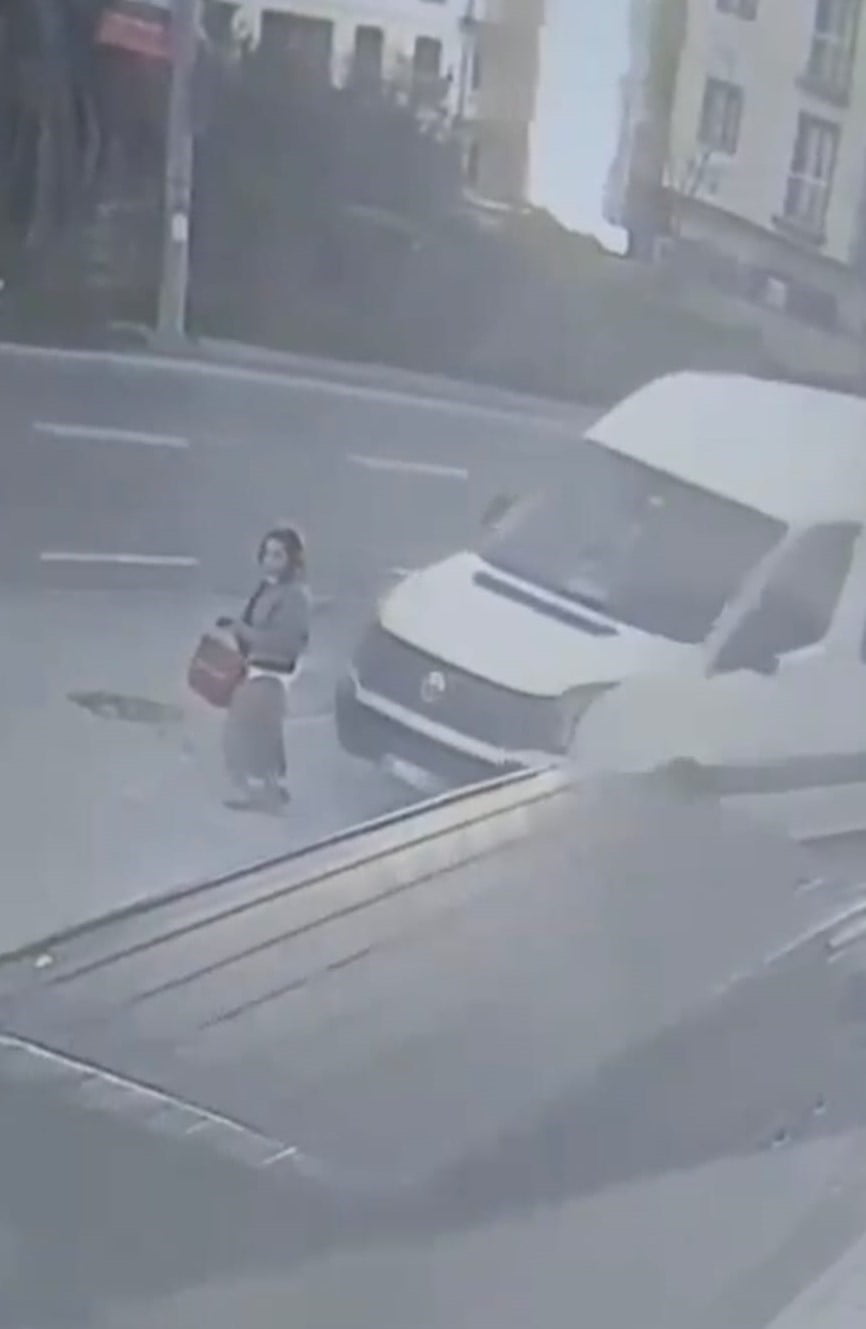 TRABZON’UN YOMRA İLÇESİNDE OTURDUĞU SİTENİN ÖNÜNDE DOLMUŞ BEKLEYEN KADIN KENDİSİNİ FARK ETMEYEN...