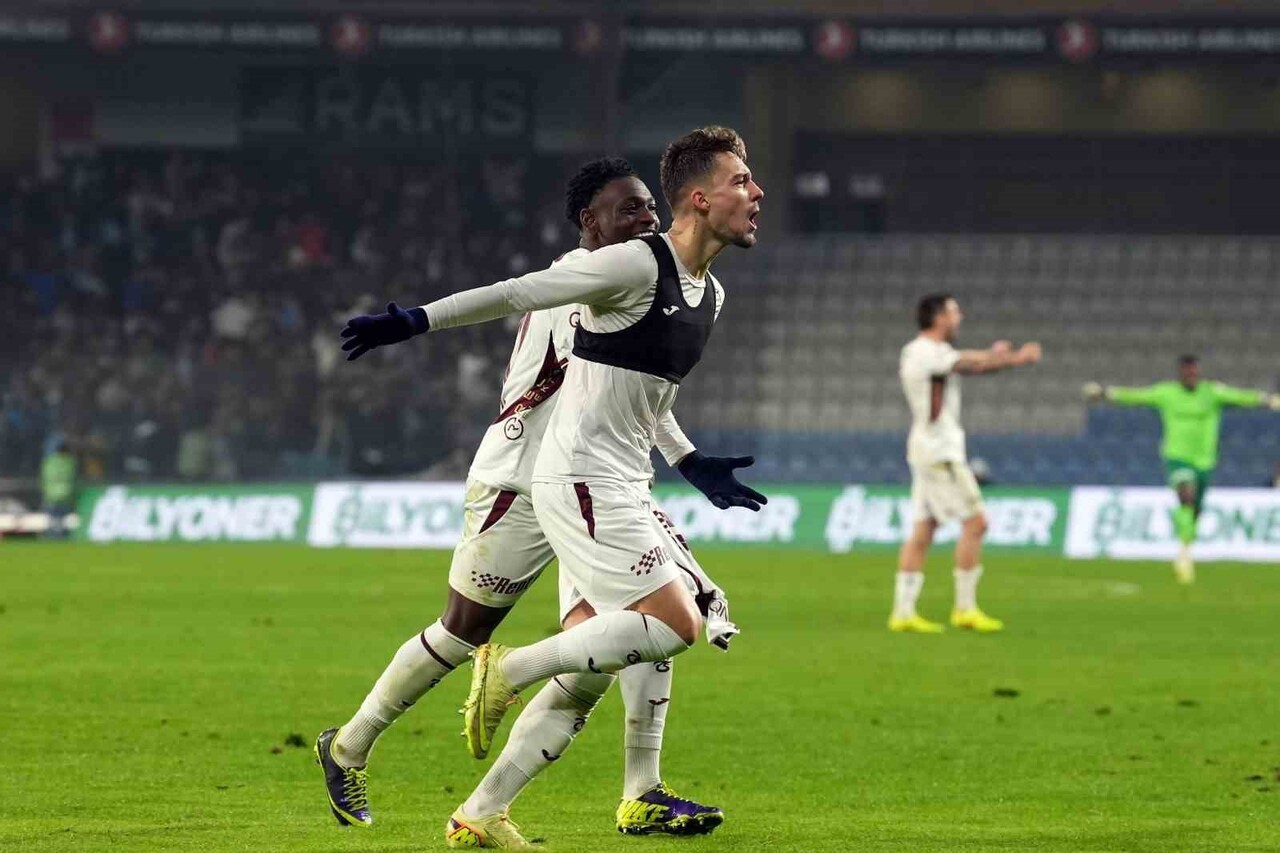 TRABZONSPOR İLE SÜPER LİG’DE ÇIKTIĞI SON 3 MAÇTA 5 GOL KAYDEDEN ARNAVUT FUTBOLCU ERNEST MUÇİ, SON...