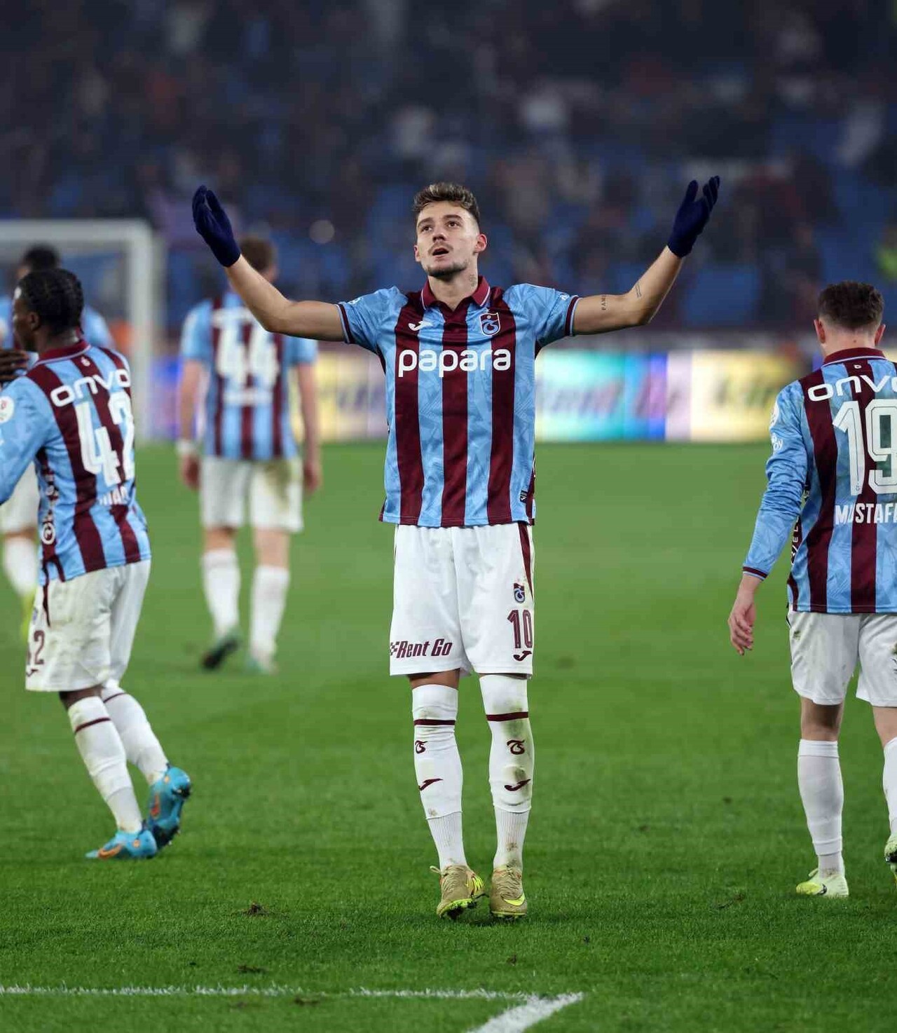 TRABZONSPOR İLE SÜPER LİG’DE ÇIKTIĞI SON 3 MAÇTA 5 GOL KAYDEDEN ARNAVUT FUTBOLCU ERNEST MUÇİ, SON...