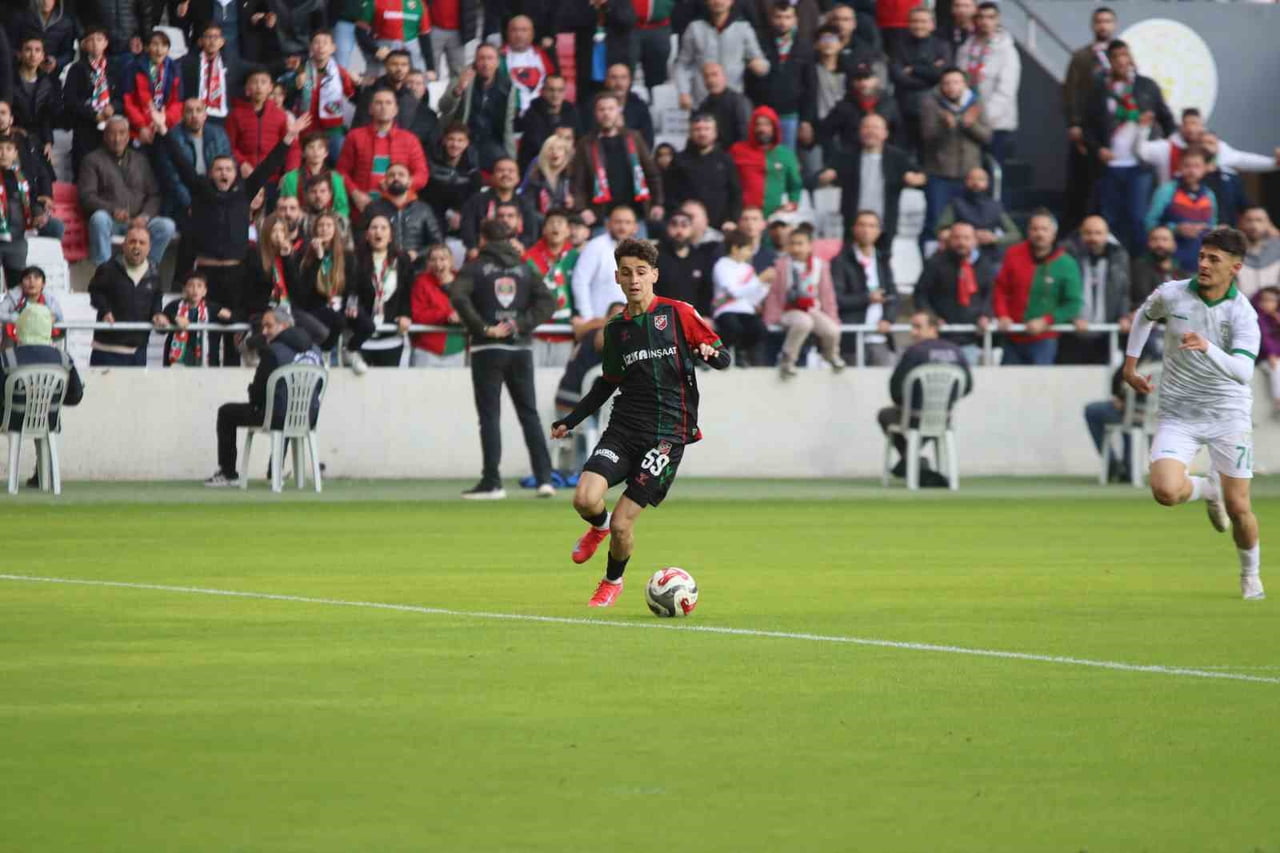 TRABZONSPOR, KARŞIYAKA’DA FORMA GİYEN 2007 DOĞUMLU KANAT OYUNCUSU ADEM YEŞİLYURT’U KADROSUNA...