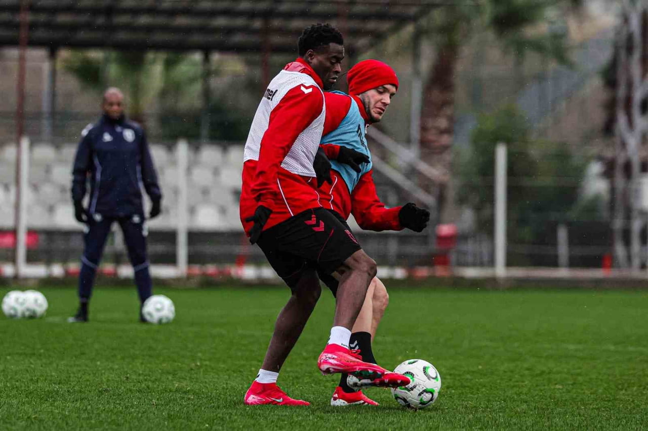 TRENDYOL SÜPER LİG'DE VE UEFA KONFERANS LİGİ'NDE OYNADIĞI SON 7 MAÇTA GALİBİYET ALAMAYAN...