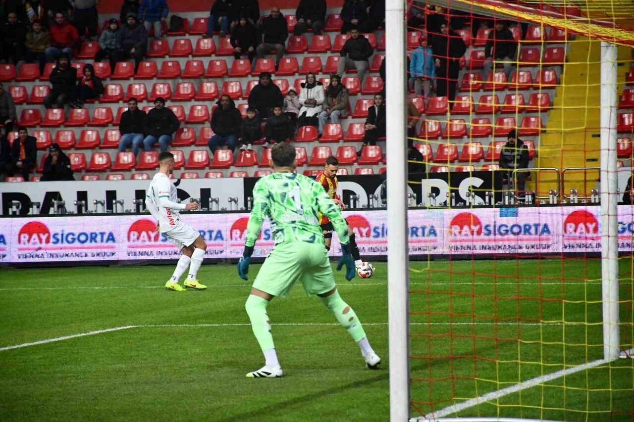 TRENDYOL SÜPER LİG'İN 16. HAFTASINDA KAYSERİSPOR, EVİNDE KARŞILAŞTIĞI CORENDON ALANYASPOR İLE 0-0...