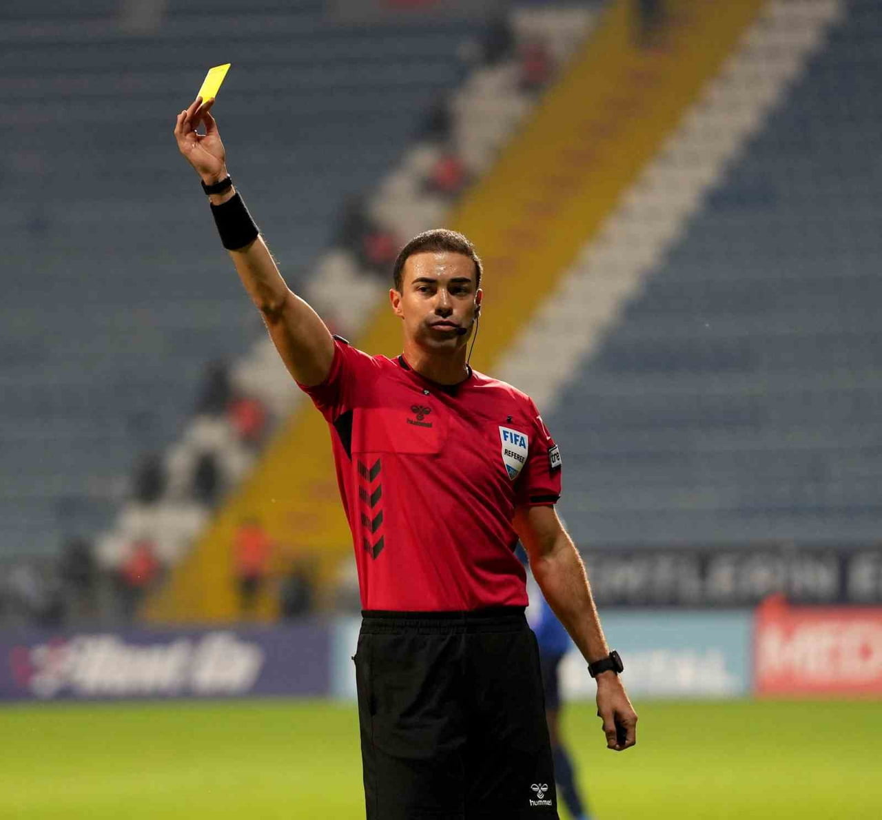 TRENDYOL SÜPER LİG'İN İLK YARISINDA HAKEMLER, 676'SI SARI, 38'İ DE KIRMIZI OLMAK ÜZERE TOPLAM 714...