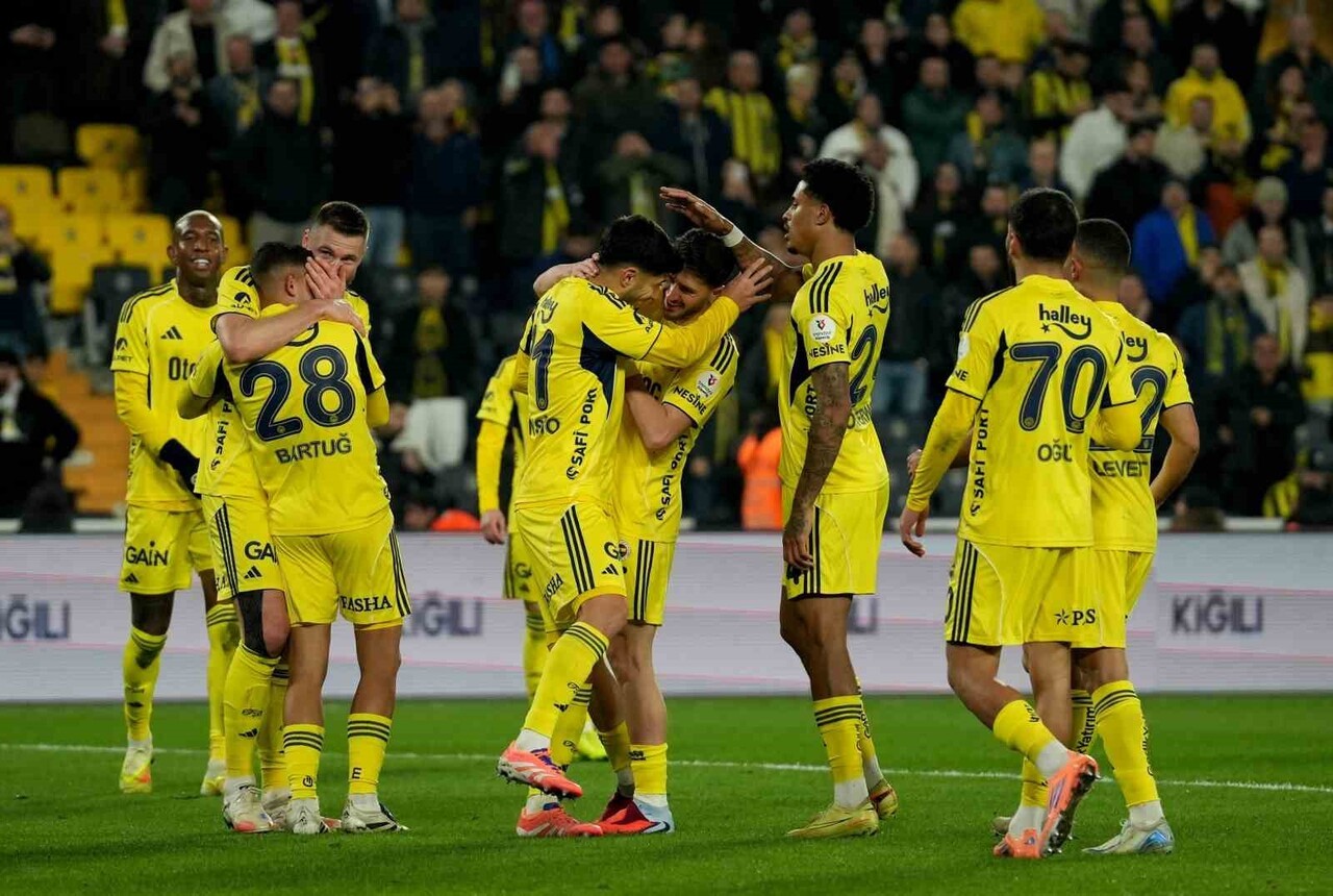 TRENDYOL SÜPER LİG’DE KONYASPOR’U 4-0 MAĞLUP EDEN FENERBAHÇE, İLK 16 HAFTADA YENİLGİ...