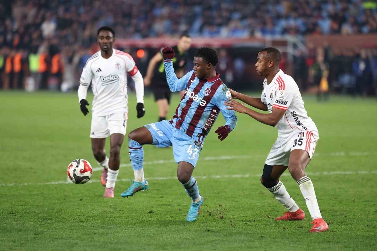 TRENDYOL SÜPER LİG’İN 16. HAFTASINDA TRABZONSPOR EVİNDE KARŞILAŞTIĞI BEŞİKTAŞ İLE 3-3 BERABERE...