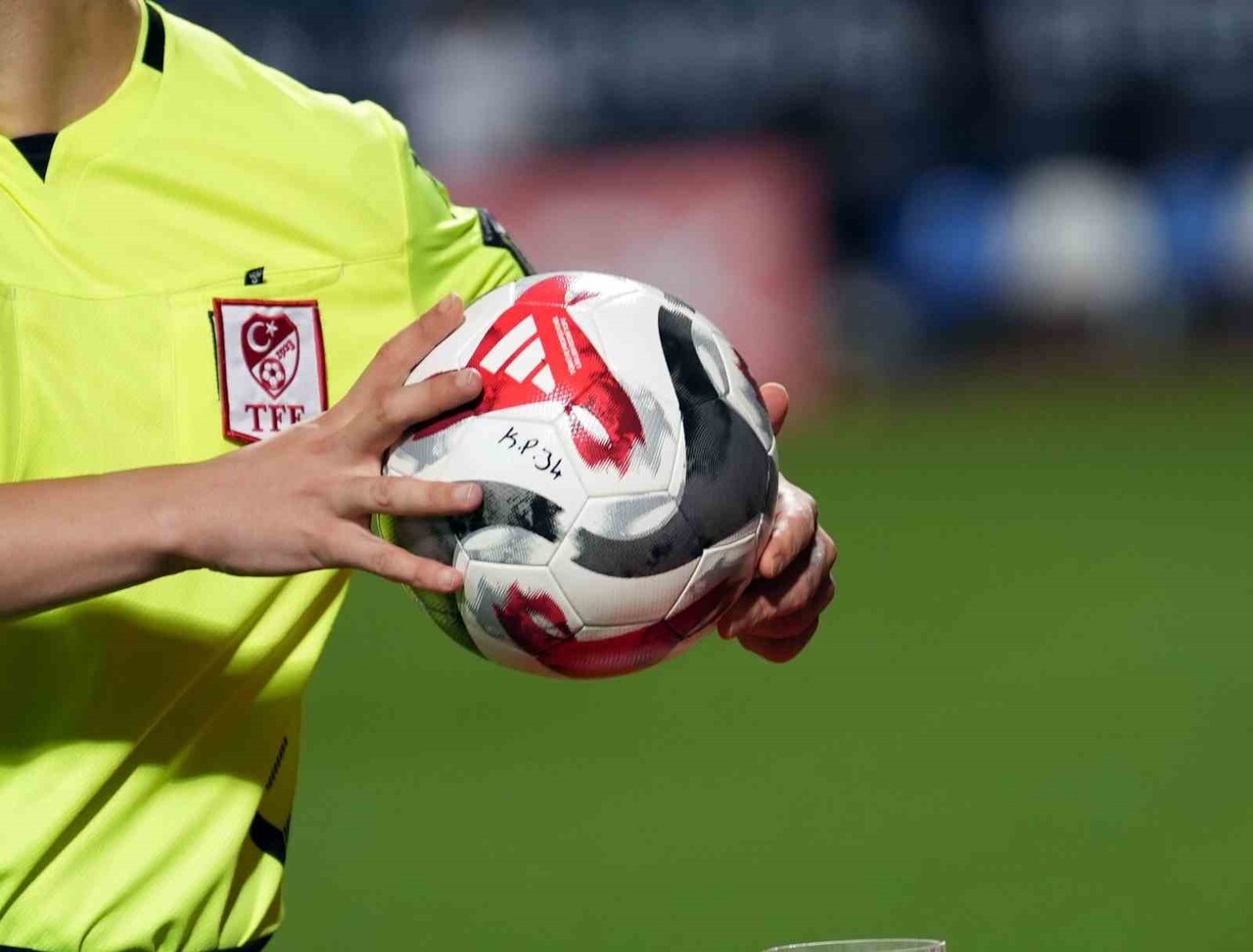 TRENDYOL SÜPER LİG’İN 17. HAFTASINDA OYNANACAK MÜCADELELERDE DÜDÜK ÇALACAK HAKEMLER BELLİ...