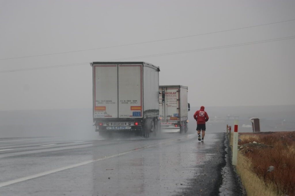 TRİATLON SPORCUSU RAMAZAN DEĞER, CİZRELİ ALİM MELAYE CİZİRİ ANISINA HABUR SINIR KAPISI'NDAN...