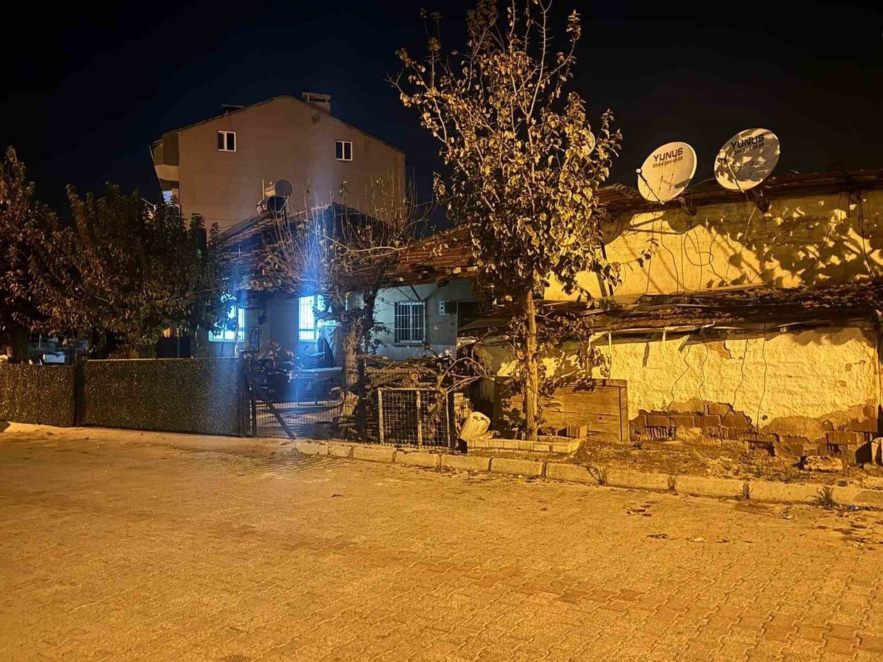 TÜFEĞİN SAÇMALARI 15 YAŞINDAKİ KIZ ARKADAŞININ BAŞINA İSABET ETMESİ SONUCU OLAY YERİNDE HAYATINI...