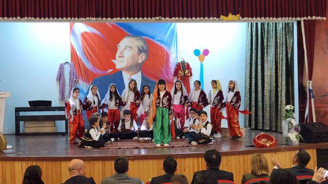 TUNCELİ'DE VALİ MEHMET ALİ TÜRKER İLKOKULU'NDA TUTUM, YATIRIM VE TÜRK MALLARI HAFTASI DOLAYISIYLA...