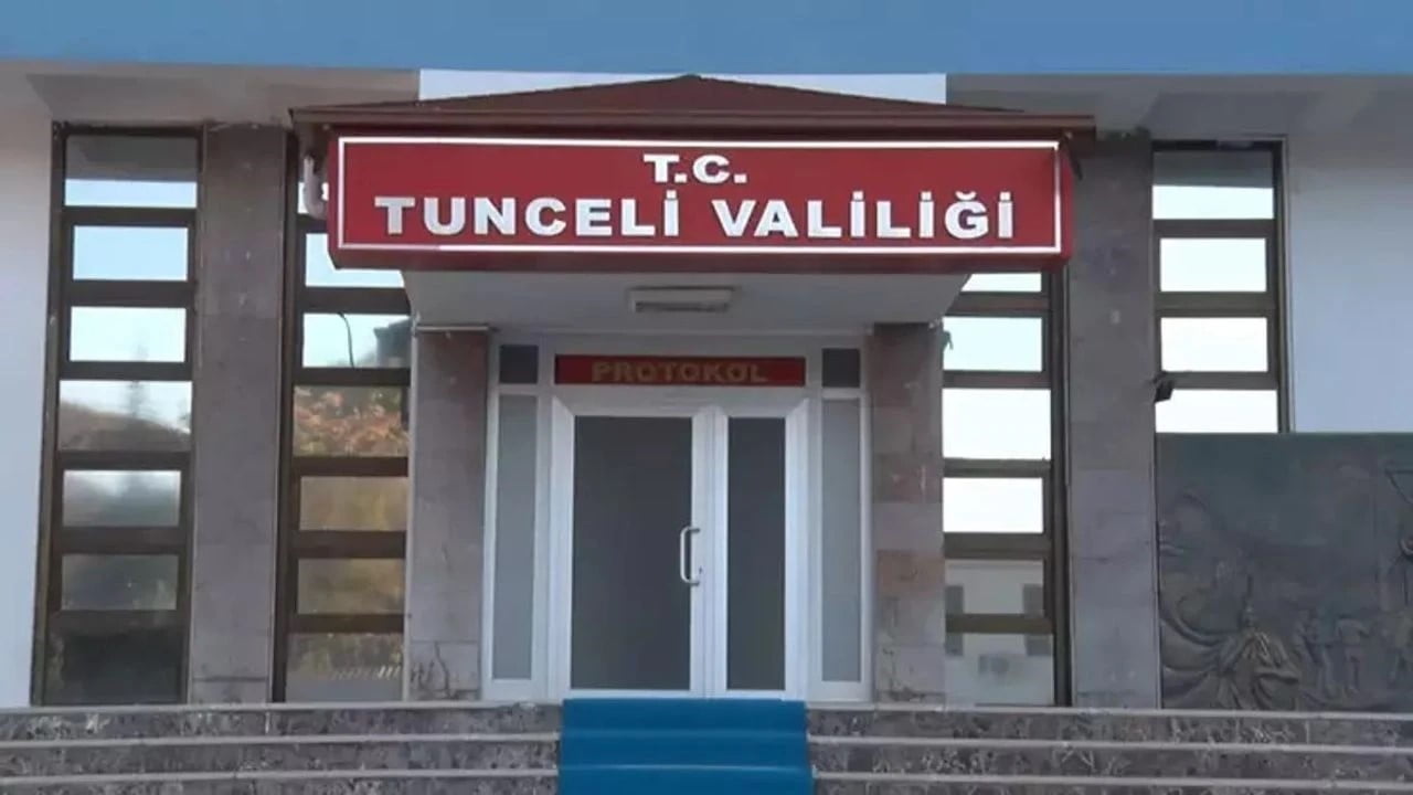 TUNCELİ'DE YOĞUN KAR YAĞIŞI VE BUZLANMA NEDENİYLE 3 İLÇEDE TAŞIMALI EĞİTİME 1 GÜNLÜK ARA...