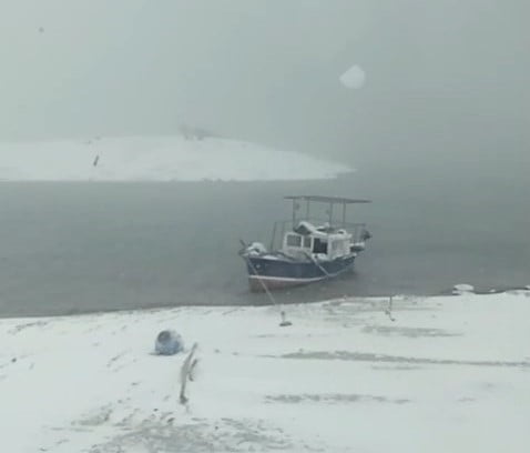 TUNCELİ’DE ETKİSİNİ ARTIRAN KAR YAĞIŞI VE SİSLE BİRLİKTE BALIKÇILAR TEKNELERİNİ KIYAYA ÇEKERE AVA...