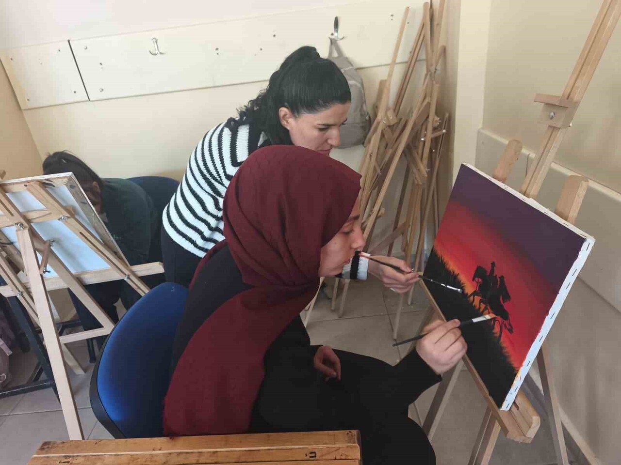 TUNCELİ’DE LİSE ÖĞRENCİLERİ, ATIK AHŞAPLARI TUVAL OLARAK KULLANARAK HEM SANATA YÖNELİYOR HEM DE...