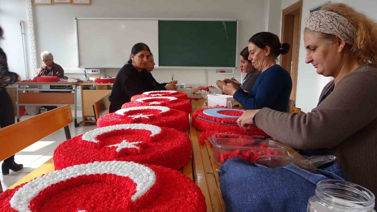TUNCELİ’NİN HOZAT İLÇESİNDE HALK EĞİTİM MERKEZİ BÜNYESİNDE AÇILAN BAYRAK KURSUNA KATILAN 16 EV...
