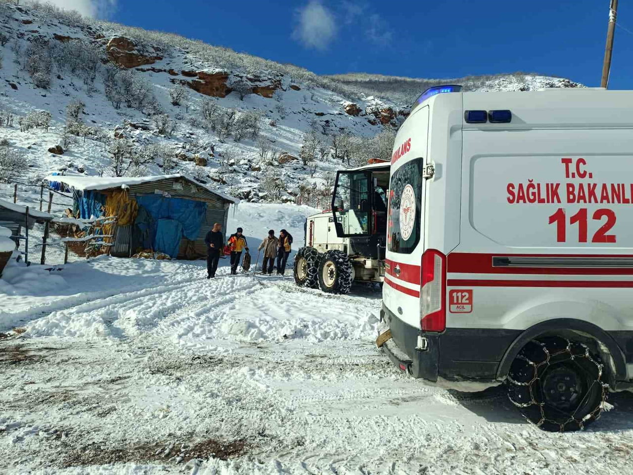 TUNCELİ’NİN MAZGİRT VE NAZIMİYE İLÇELERİNDE OLUMSUZ KIŞ KOŞULLARINA RAĞMEN HAREKETE GEÇEN 112 ACİL...