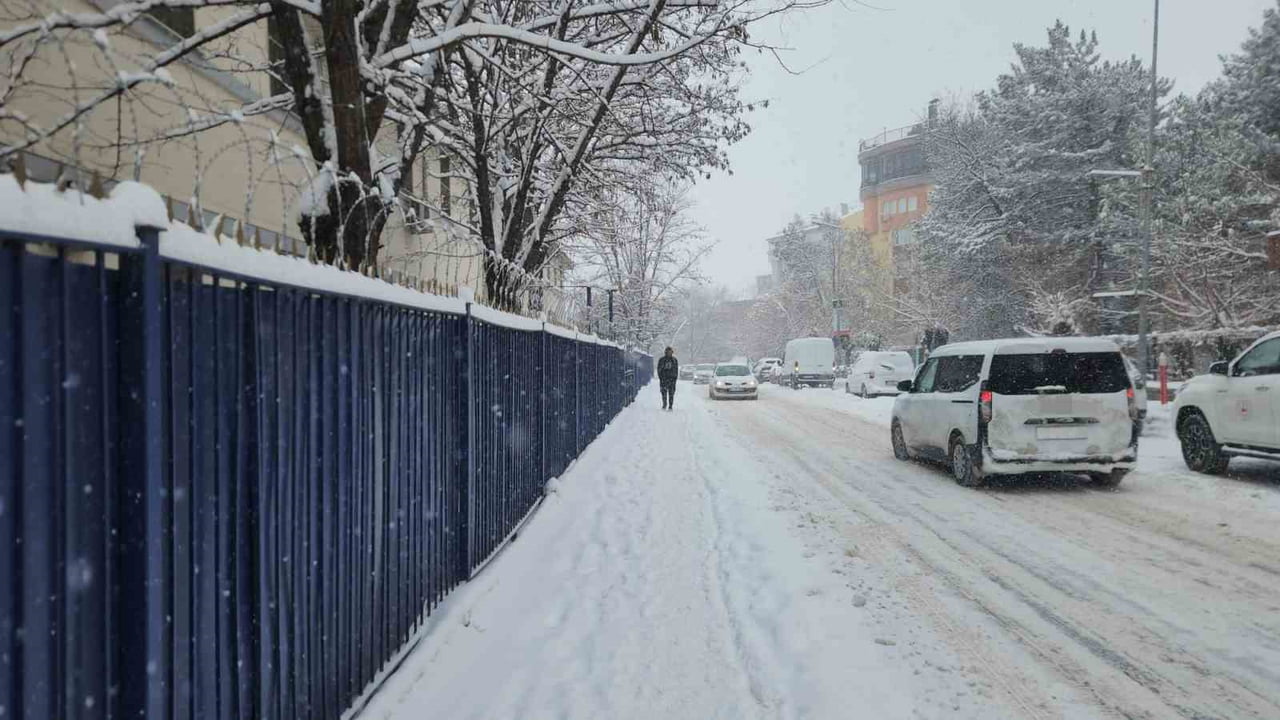 TUNCELİ VALİLİĞİ, İL GENELİNDE ETKİLİ OLAN YOĞUN KAR YAĞIŞI VE BUZLANMA NEDENİYLE TRAFİK...