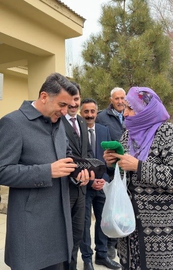 TUNCELİ VALİSİ ŞEFİK AYGÖL'ÜN MAZGİRT İLÇESİNDE GERÇEKLEŞTİRDİĞİ ZİYARET SIRASINDA, YAŞLI BİR...