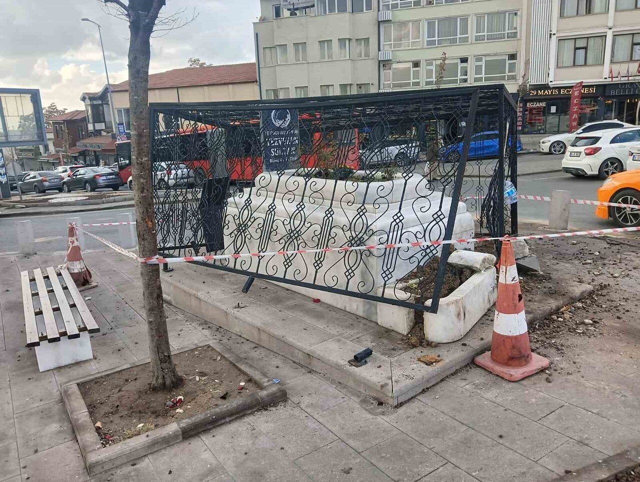 TÜRBENİN ETRAFINDA KAZADAN DOLAYI HASAR OLUŞTU.