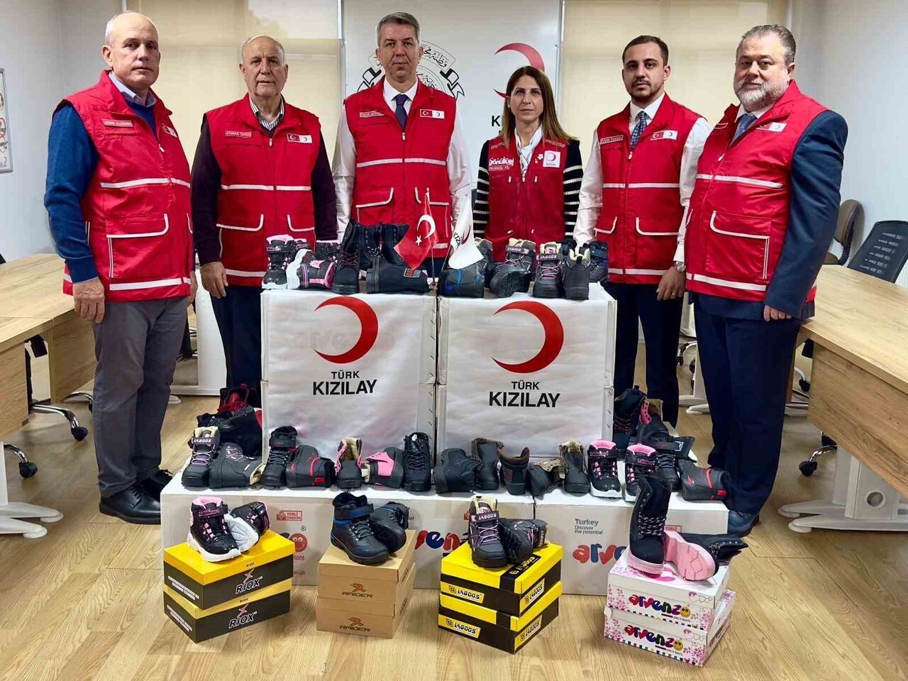 TÜRK KIZILAY MANİSA İL MERKEZİ BAŞKANLIĞI, ÇOCUKLARIN KIŞ MEVSİMİNİ DAHA SICAK VE SAĞLIKLI...