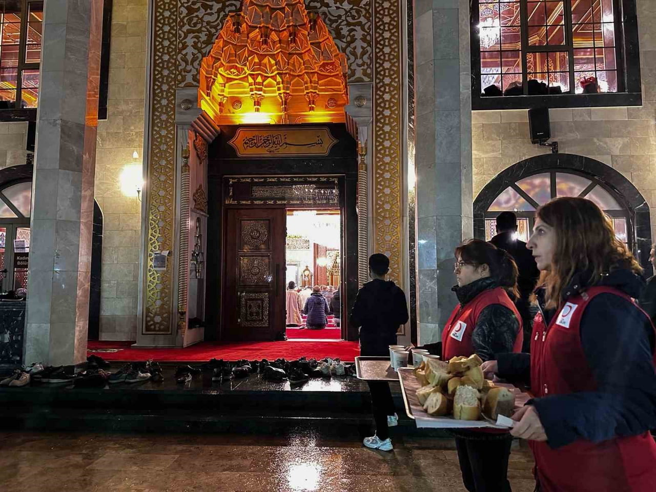 TÜRK KIZILAY MANİSA İL MERKEZİ BAŞKANLIĞI, REGAİP KANDİLİ DOLAYISIYLA SARUHAN BEY CAMİİ’NDE...