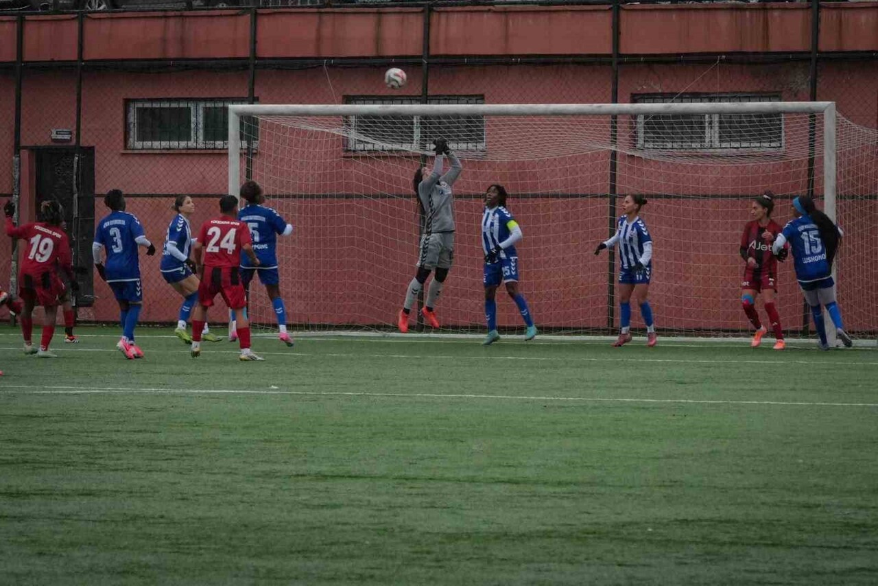TÜRKCELL KADIN FUTBOL SÜPER LİG'DE MÜCADELE EDEN HAKKARİGÜCÜ SPOR, EVİNDE KONUK ETTİĞİ YÜKSEKOVA...