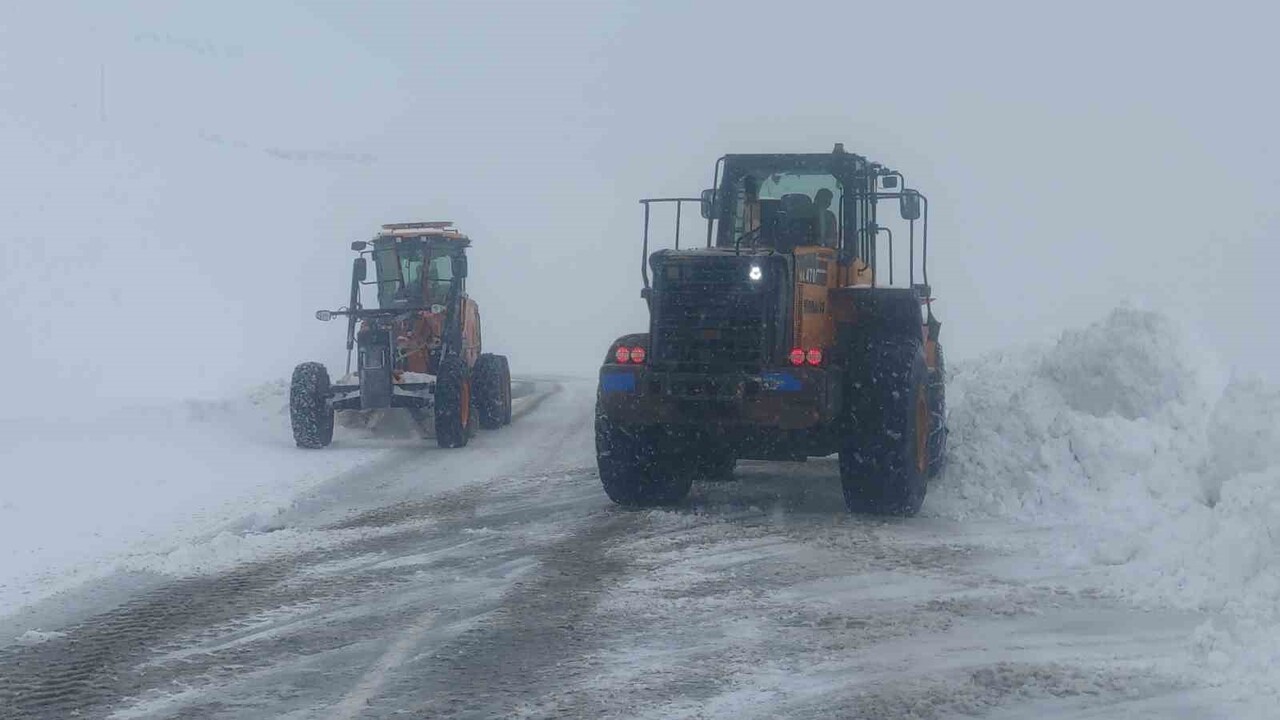 TÜRKİYE' İN EN YÜKSEK GEÇİDİ OLAN KARABET GEÇİDİ DE ETKİLİ OLAN KAR YAĞIŞINDAN DOLAYI KARAYOLLARI...