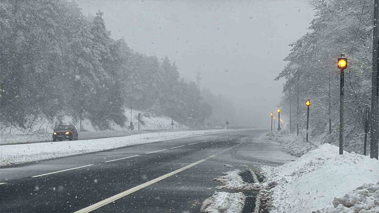 TÜRKİYE'NİN EN ÖNEMLİ GEÇİŞ GÜZERGAHLARINDAN D-100 KARA YOLUNUN BOLU DAĞI KESİMİNDE KAR YAĞIŞI...