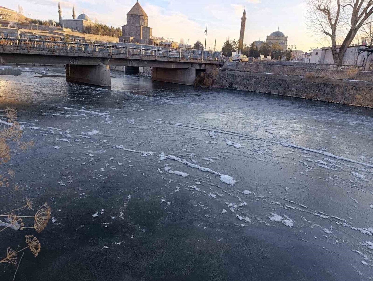 TÜRKİYE'NİN KIŞ TURİZMİ VE SOĞUKLARIYLA MEŞHUR İLİ KARS, BU YILIN EN DONDURUCU GÜNLERİNİ YAŞIYOR....