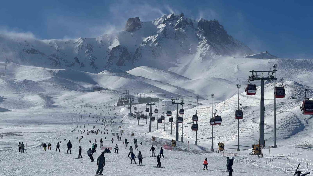 TÜRKİYE'NİN ÖNEMLİ KIŞ TURİZM MERKEZLERİNDEN OLAN ERCİYES'TE HAFTA SONU PİSTLER KAYAKSEVERLERLE...