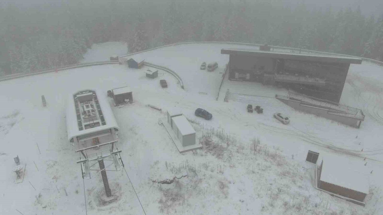 TÜRKİYE'NİN ÖNEMLİ KIŞ TURİZMİ MERKEZLERİNİN ILGAZ DAĞI'NDA KAR VE SİS ETKİLİ OLUYOR