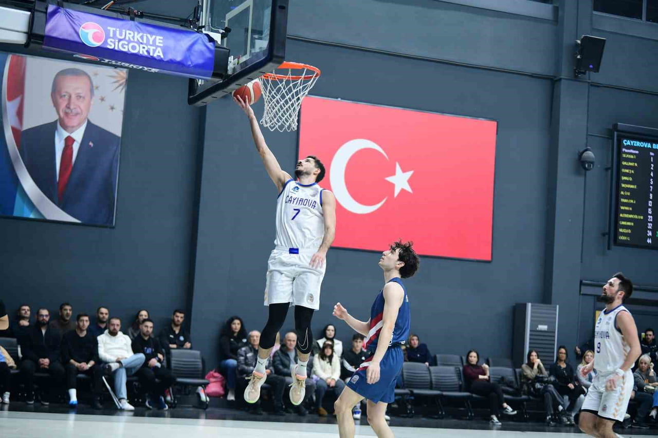 TÜRKİYE BASKETBOL LİGİ (TBL) EKİPLERİNDEN ÇAYIROVA BELEDİYESİ, SEZONUN İLK YARISININ SON...