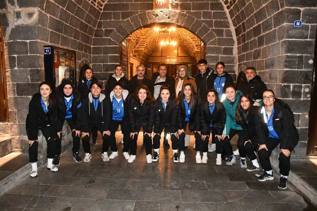 TÜRKİYE KADINLAR 2. LİGİ'NDE MÜCADELE EDEN AĞRI KADIN FUTBOL TAKIMI, SİVEREK DEPLASMANI ÖNCESİ...