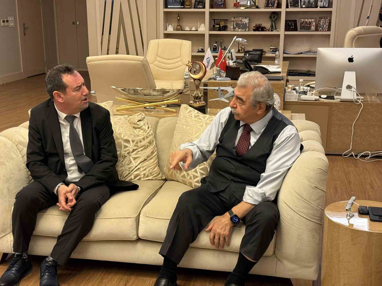 TÜRKİYE’NİN İLK SEREBRAL PALSİLİ UZAY MÜHENDİSİ KARAKAŞ, KONUKOĞLU’NU ZİYARET ETTİ