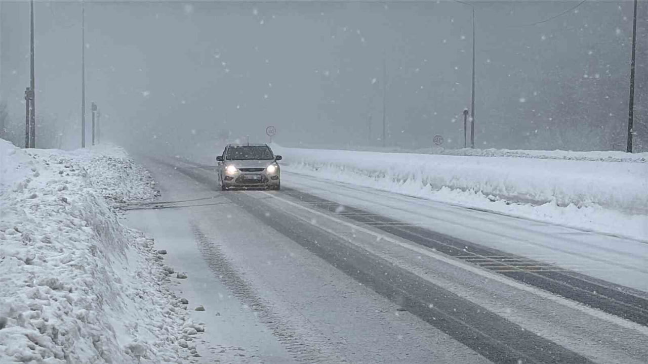 TÜRKİYE’NİN ÖNEMLİ GÜZERGAHLARINDAN BİR TANESİ OLAN BOLU DAĞI GEÇİŞİNDE HAFİF KAR YAĞIŞI VE SİS...