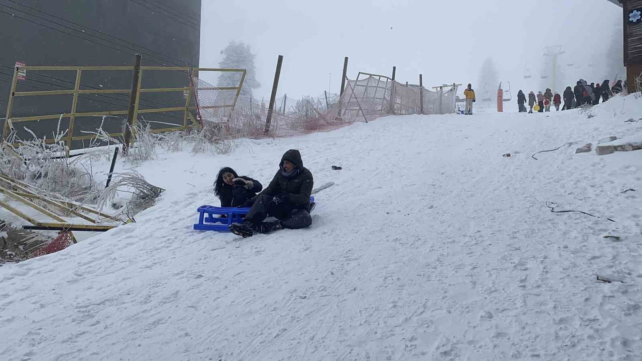TÜRKİYE’NİN ÖNEMLİ KIŞ TURİZMİ MERKEZLERİNDEN ULUDAĞ’DA, YILBAŞI TATİLİ ÖNCESİ YOĞUNLUK ARTARKEN...
