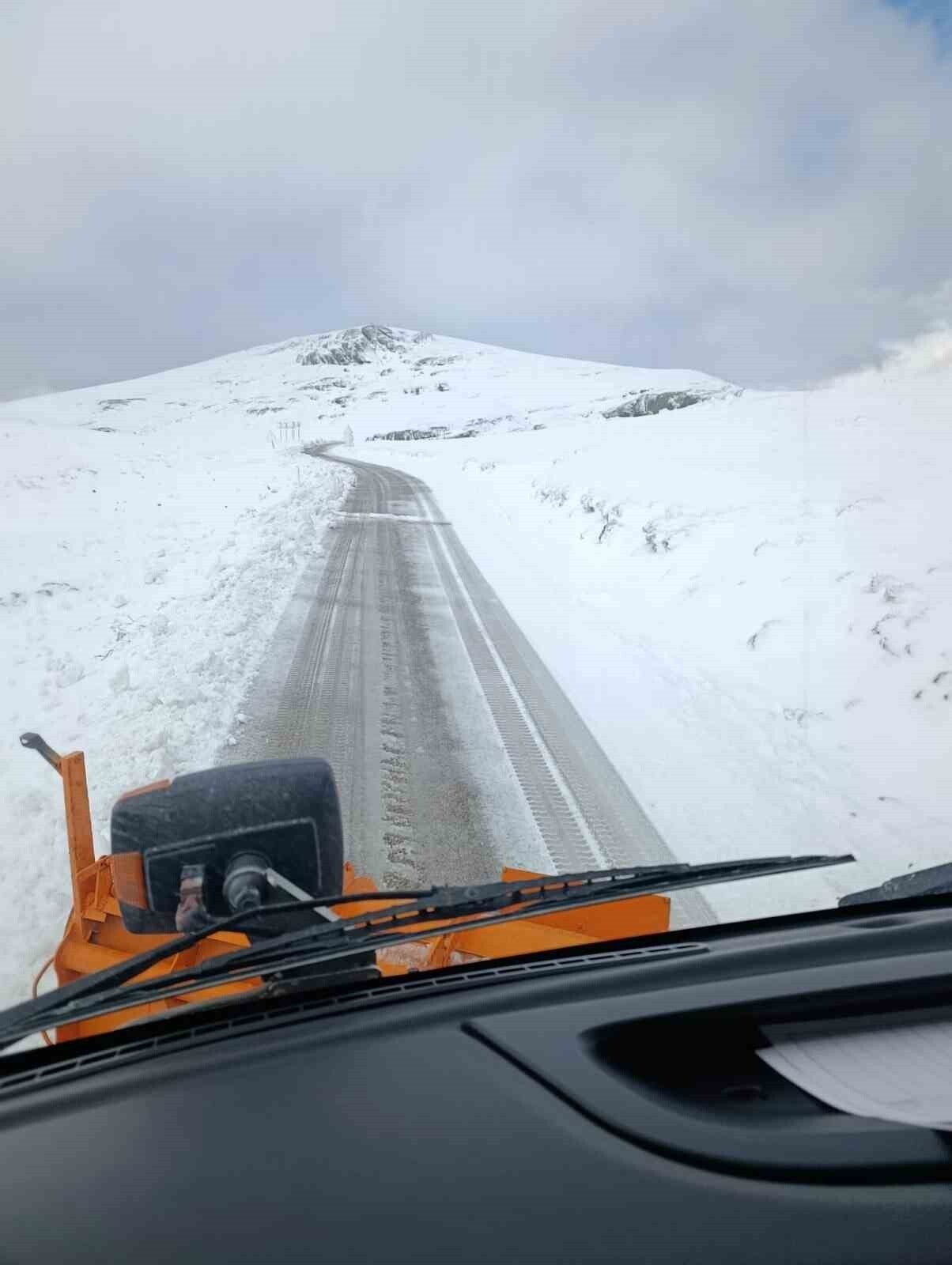 TURUNCU KAPLANLARIN BAYBURT-GÜMÜŞHANE YOLUNDA KARLA MÜCADELESİ EDİYOR