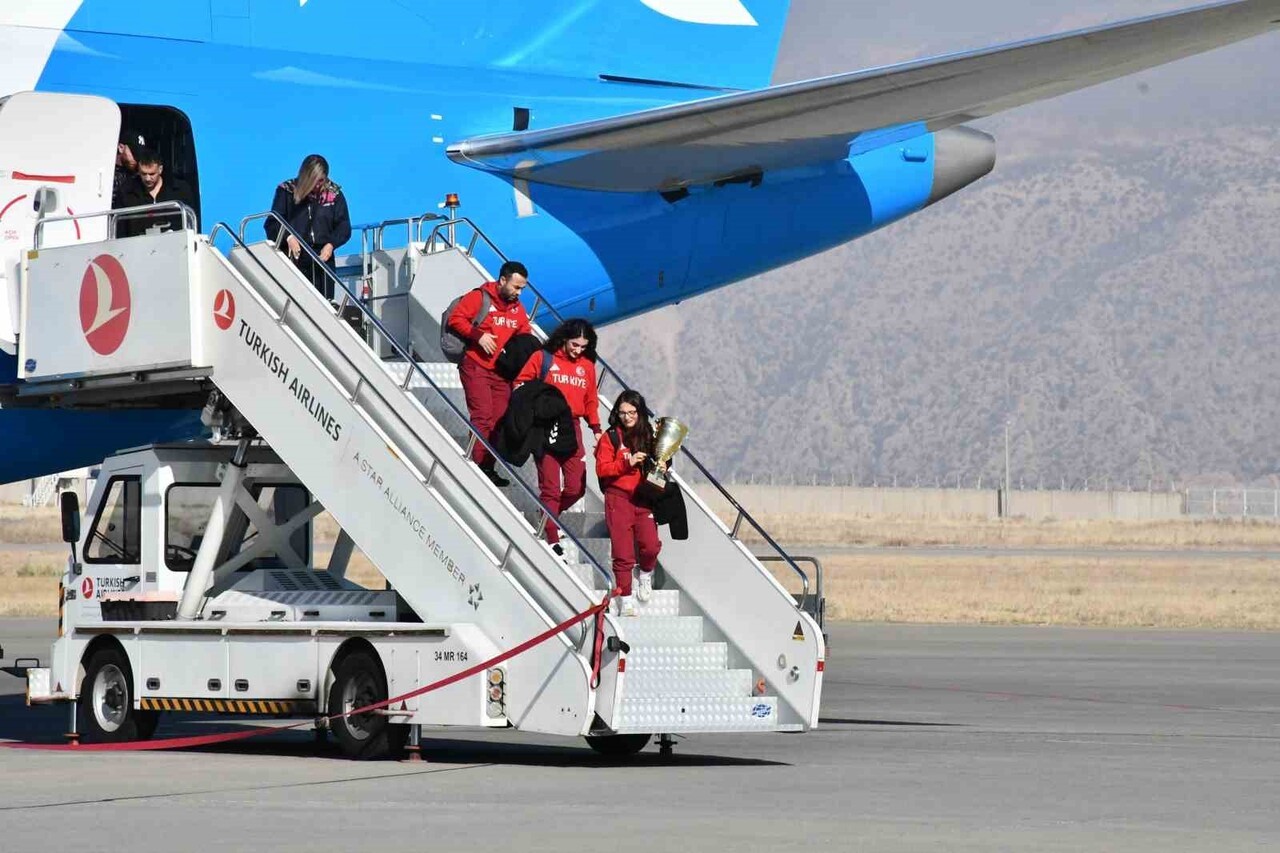 U23 AVRUPA BOKS ŞAMPİYONASI'NDA 48 KİLODA ALTIN MADALYA KAZANARAK ÜST ÜSTE İKİNCİ KEZ AVRUPA...