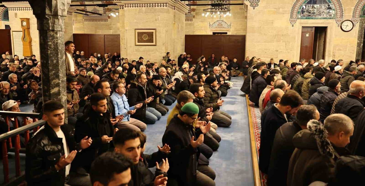 ÜÇ AYLARIN MÜJDECİSİ OLAN REGAİP KANDİLİ, AMASYA’DA VATANDAŞLARIN YOĞUN KATILIMIYLA İDRAK EDİLDİ....