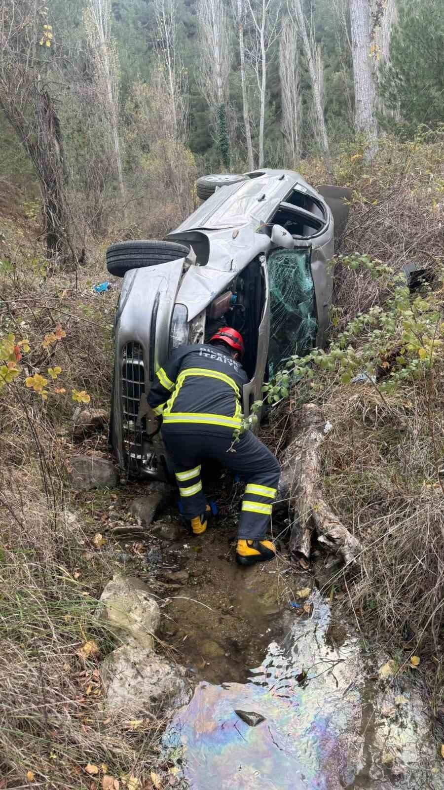 UÇURUMDAN YUVARLANAN ARAÇTAN BURNU BİLE KANAMADAN ÇIKTI