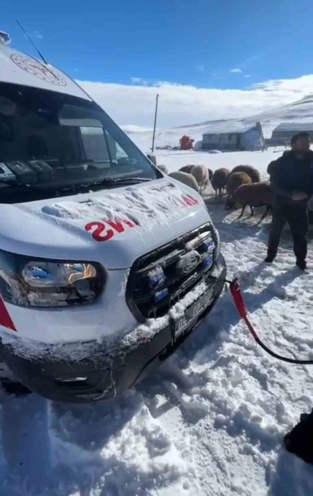 ULAŞIMA KAPANAN KÖY YOLLARINDA İŞ MAKİNELERİNİN DESTEĞİYLE İLERLEYEN EKİPLER, AYNI GÜN İÇİNDE BİRİ...