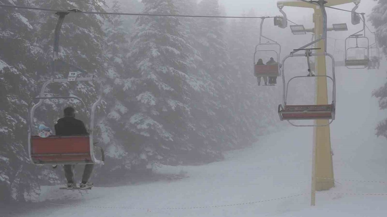 ULUDAĞ'IN ZİRVESİNDE ETKİLİ OLAN YOĞUN SİSLE BİRLİKTE GÖZ GÖZÜ GÖRMEZKEN, GÜNÜBİRLİK OLARAK GELEN...